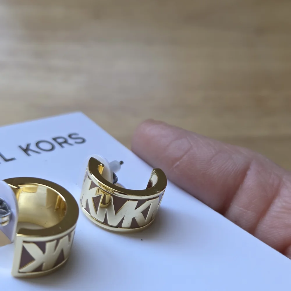 New Michael Kors Gold Hoop Earrings Gold-tone - Picture 2 of 6